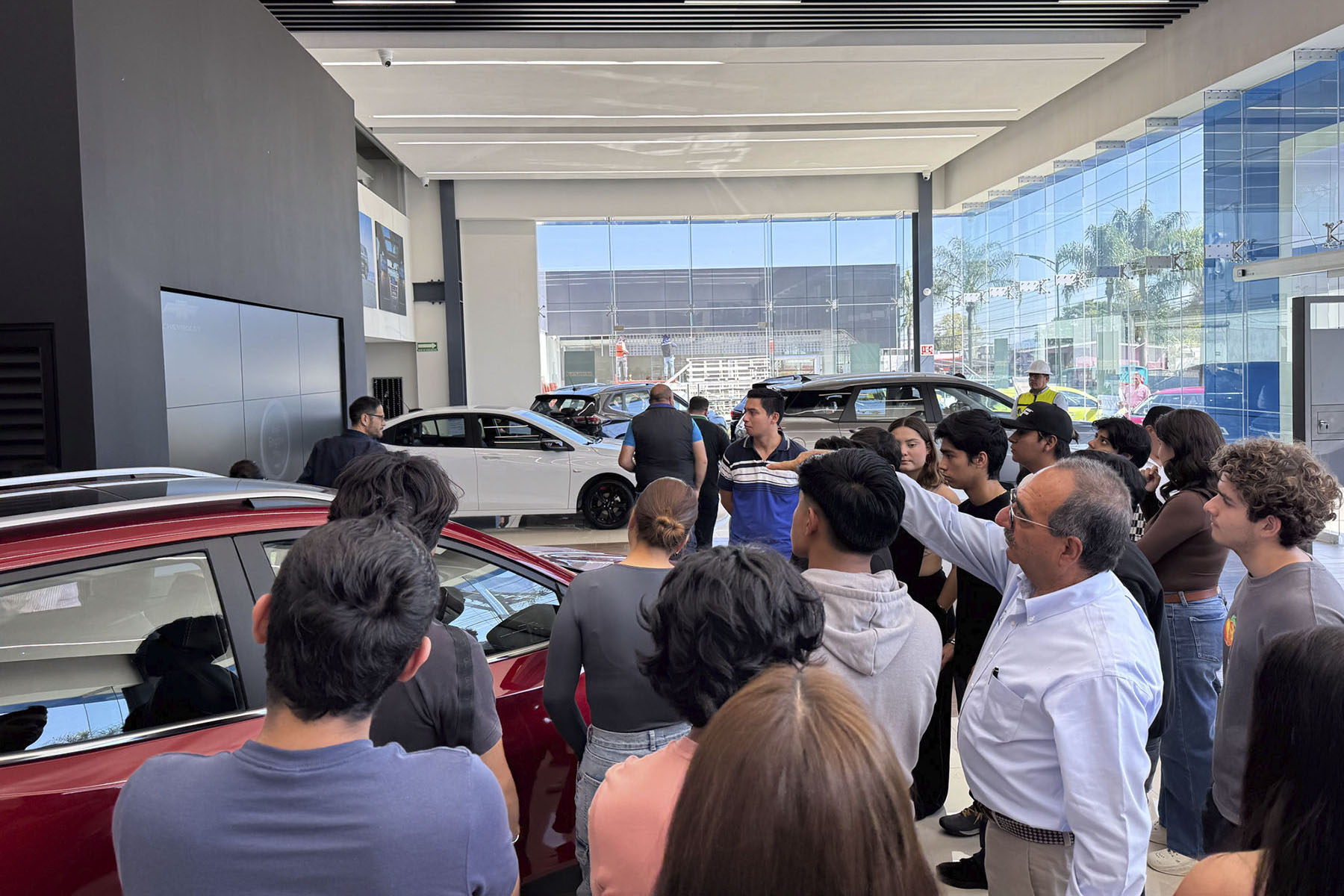 5 / 8 - Alumnos de Arquitectura Visitan las Agencias Buick y Chevrolet en Orizaba 5 / 8 - Alumnos de Arquitectura Visitan las Agencias Buick y Chevrolet en Orizaba