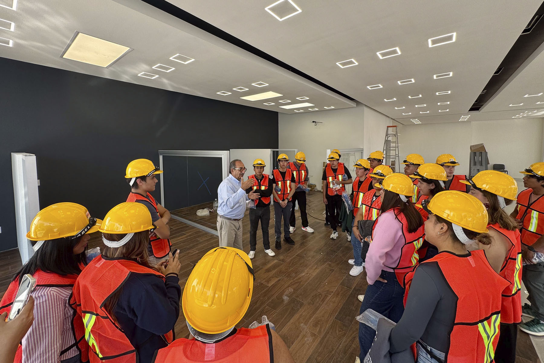 7 / 8 - Alumnos de Arquitectura Visitan las Agencias Buick y Chevrolet en Orizaba 7 / 8 - Alumnos de Arquitectura Visitan las Agencias Buick y Chevrolet en Orizaba