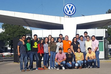 Alumnos de la Escuela de Ingeniería visitan la planta VW de Puebla