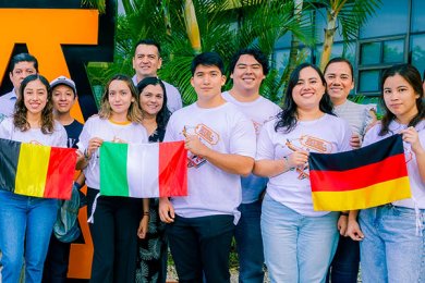 Alumnos Internacionales: Orgullo y Representación en el Extranjero